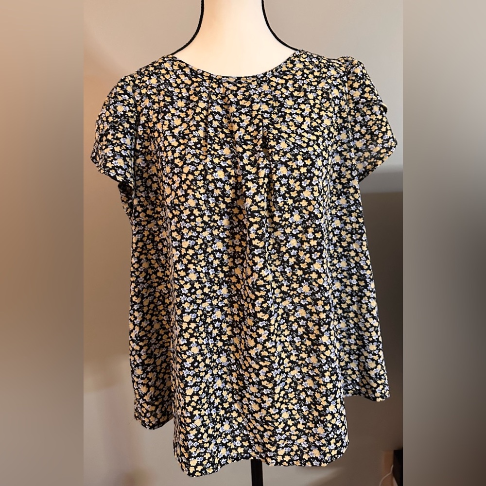 🩵 4 for $30- ENNO blouse with cap sleeves
